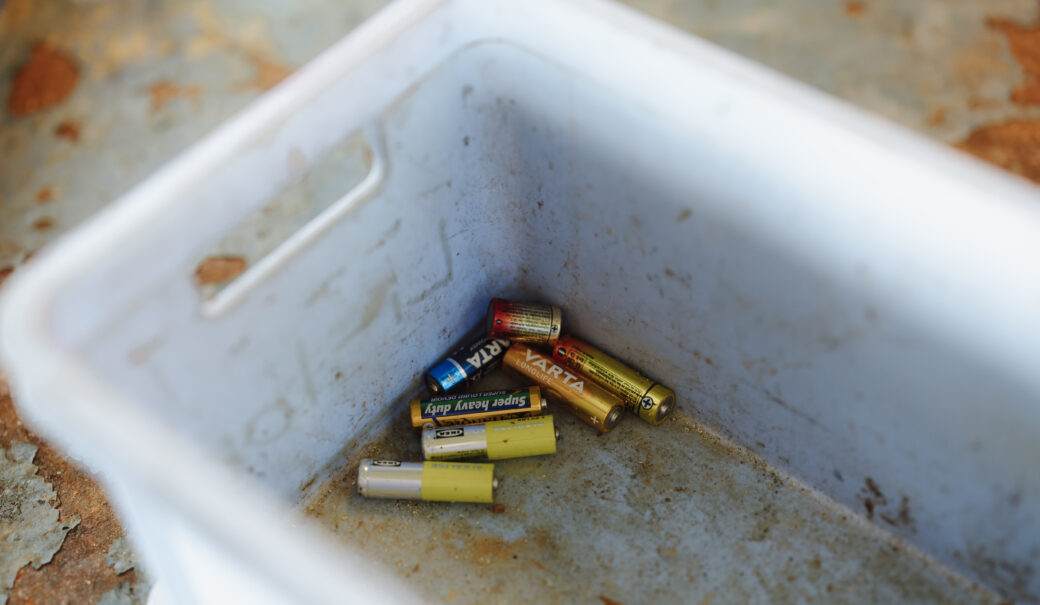 Es ist eine Kunststoffbox mit Batterien zu sehen.