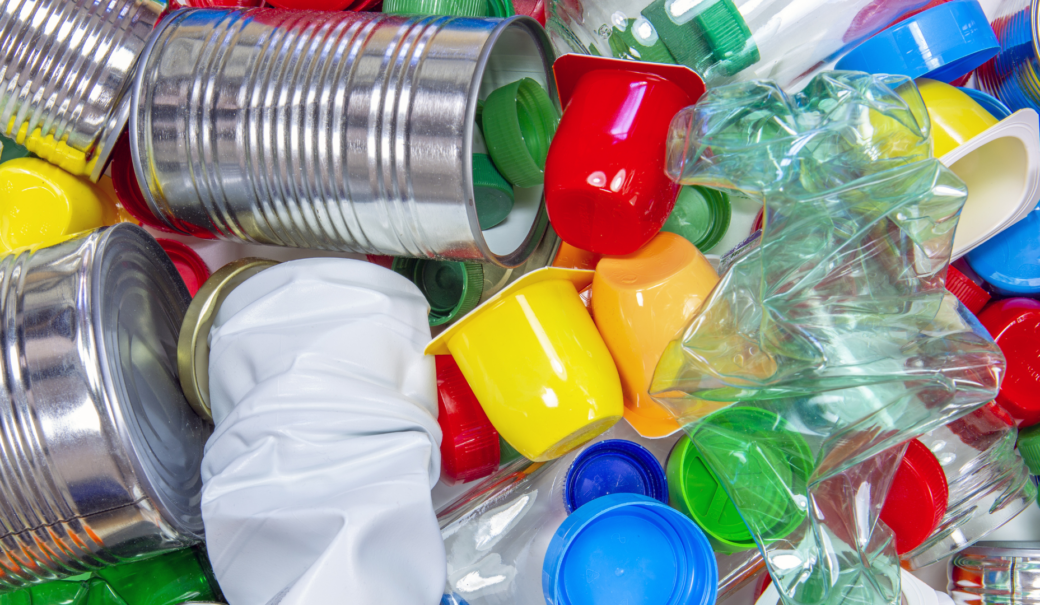 Auf dem Bild sind diverse bunte Verpackungen aus Kunststoff und Metall zu sehen.