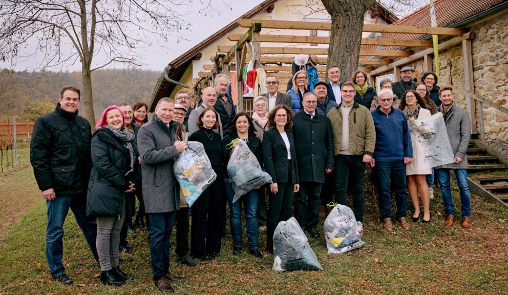 Gruppenbild von der Pressekonferenz zum Weinviertler Altkleidersack