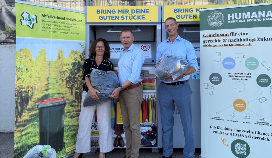 Pressefoto: Obmann Bgm. Stefan Lang, Gesch&auml;ftsf&uuml;hrerin Ing. Angelika B&uuml;chler, MSc und Gernot Buczolich-Griess, Vertreter von HUMANA, anl&auml;sslich der Kooperation zur Altkleidersammlung im Verwaltungsbezirk Hollabrunn.